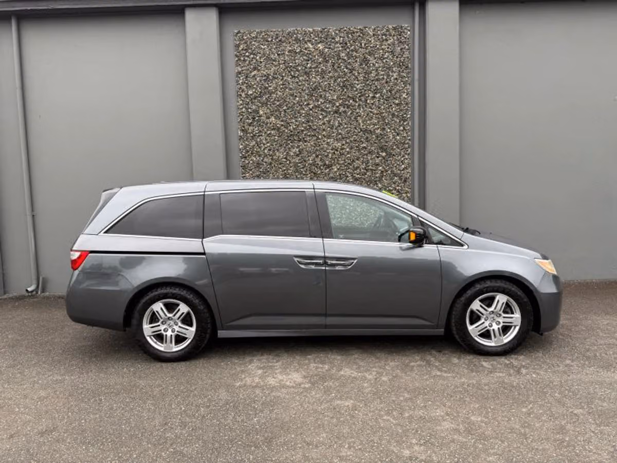 2011 Honda Odyssey Touring Elite Minivan 4D Passenger Image 5