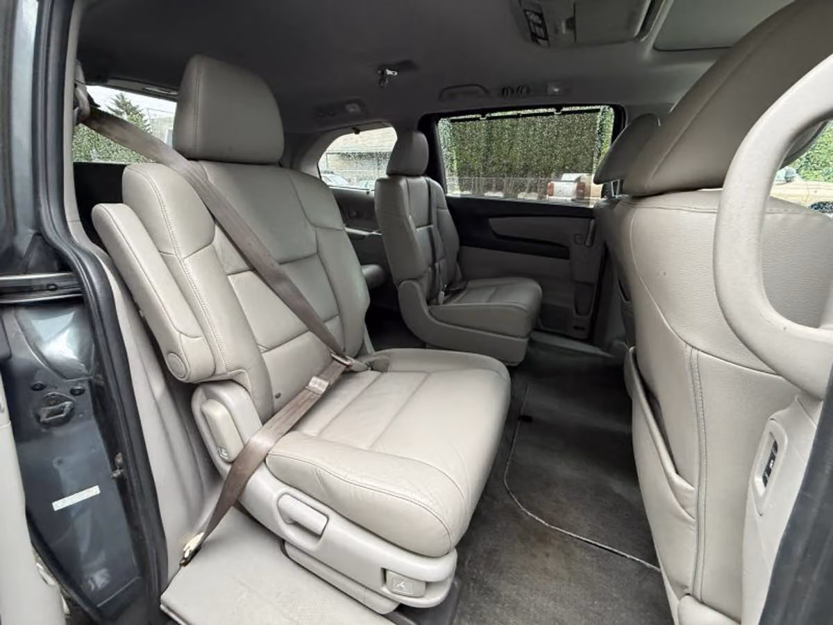 2011 Honda Odyssey Touring Elite Minivan 4D Passenger Image 16