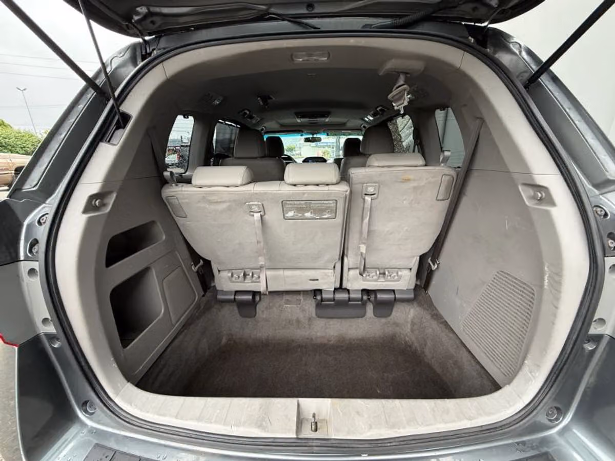 2011 Honda Odyssey Touring Elite Minivan 4D Passenger Image 18