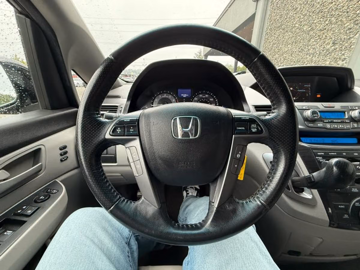 2011 Honda Odyssey Touring Elite Minivan 4D Passenger Image 9