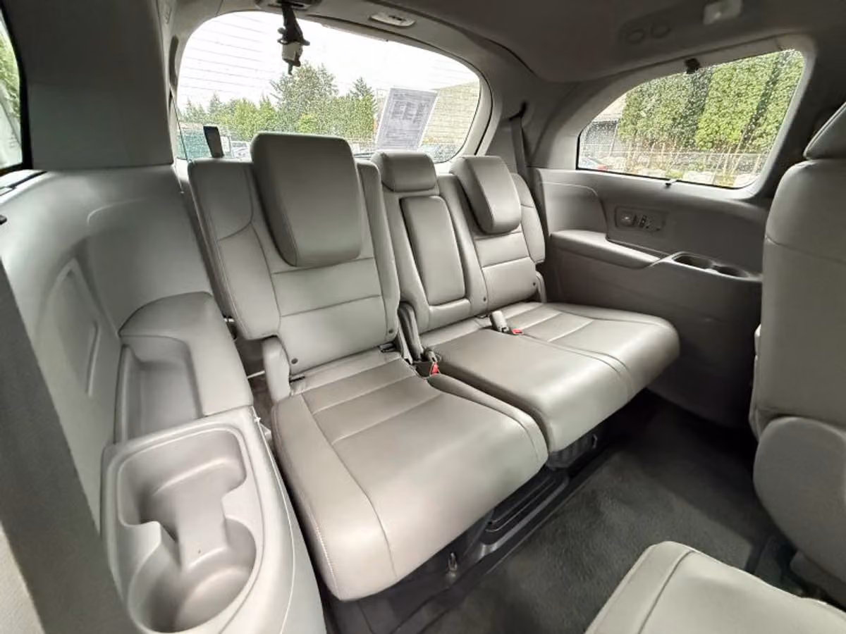 2011 Honda Odyssey Touring Elite Minivan 4D Passenger Image 17