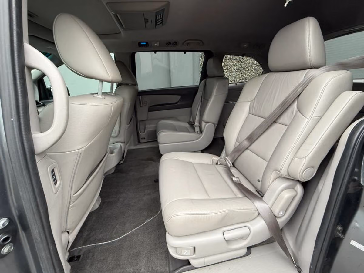 2011 Honda Odyssey Touring Elite Minivan 4D Passenger Image 15