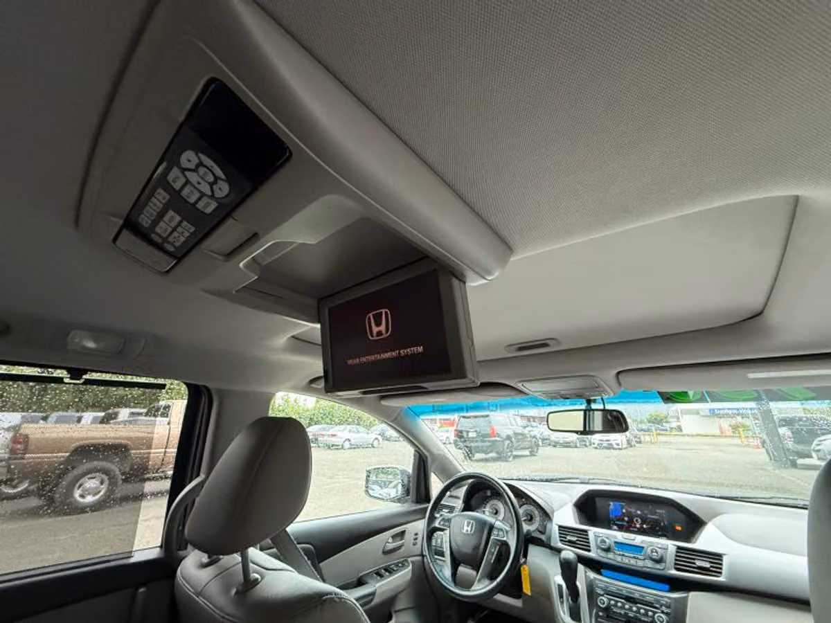 2011 Honda Odyssey Touring Elite Minivan 4D Passenger Image 19