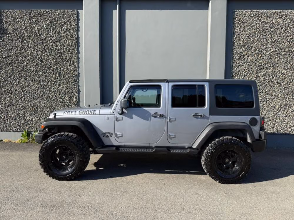 2013 Jeep Wrangler Unlimited Rubicon Image 2