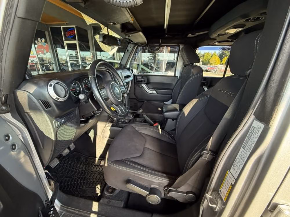 2013 Jeep Wrangler Unlimited Rubicon Image 14