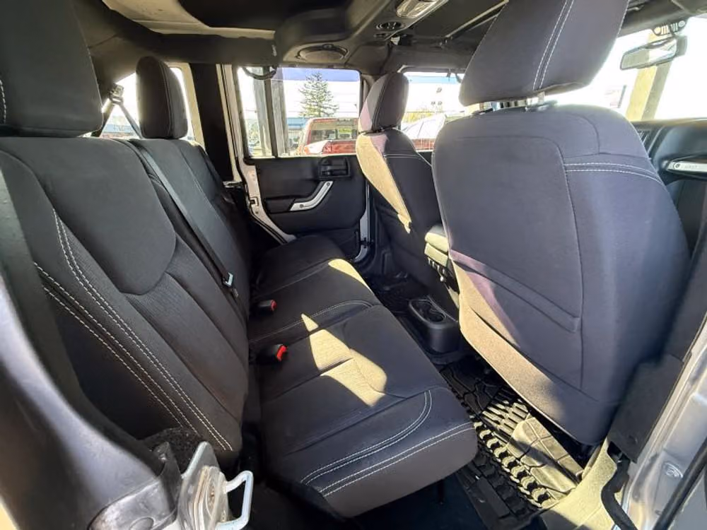 2013 Jeep Wrangler Unlimited Rubicon Image 17