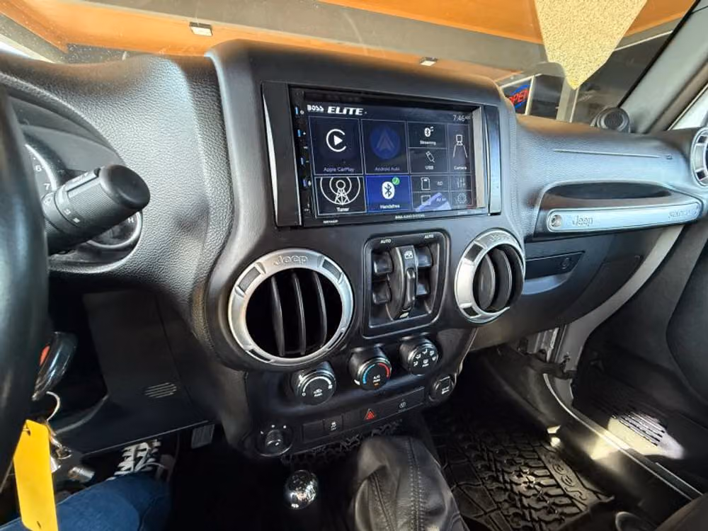 2013 Jeep Wrangler Unlimited Rubicon Image 11