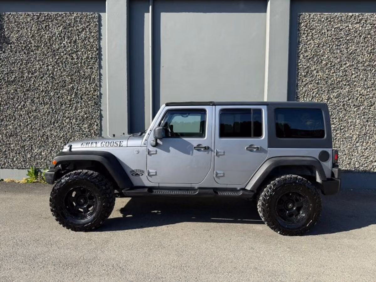 2013 Jeep Wrangler Unlimited Rubicon Image 2