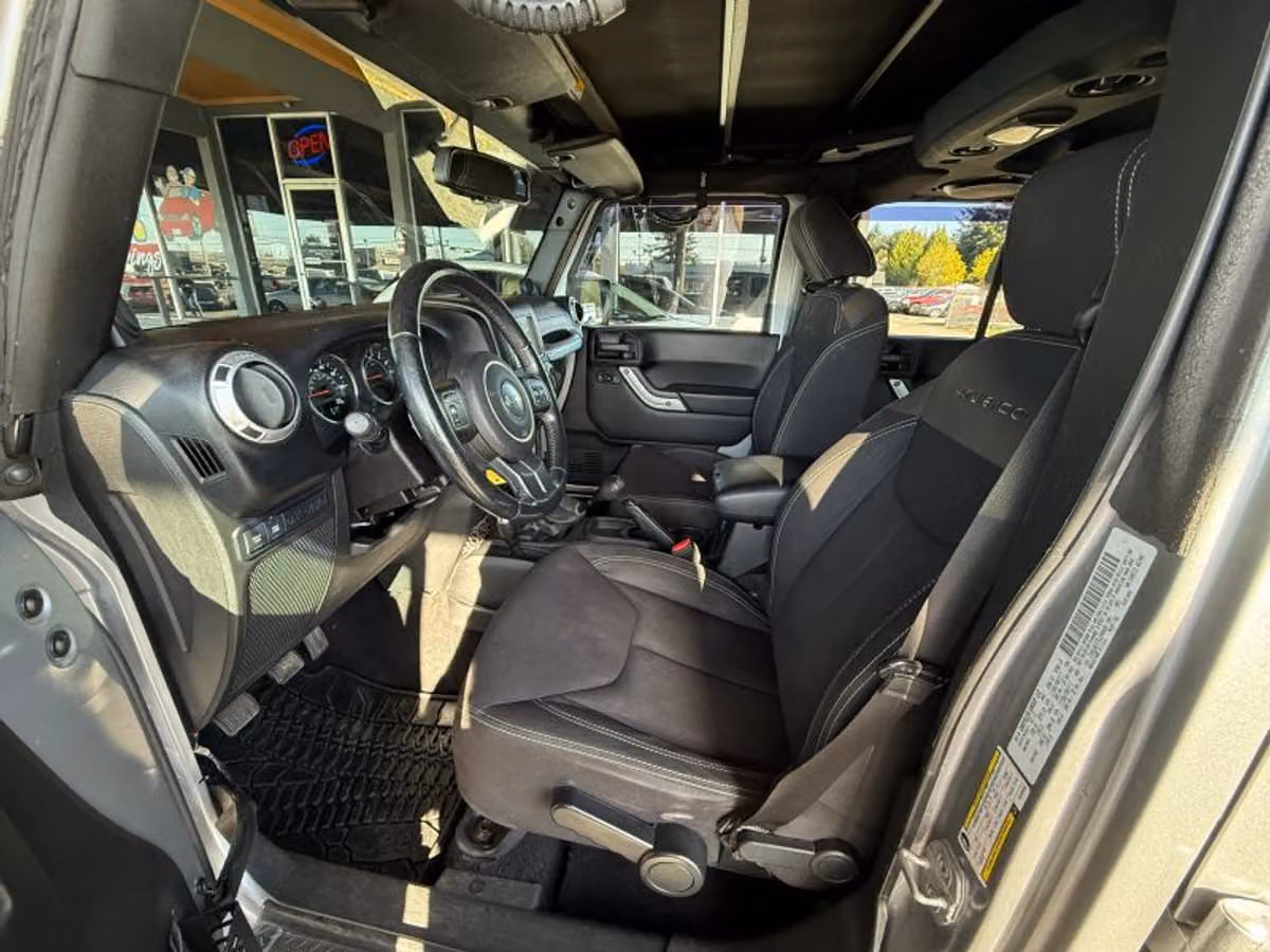 2013 Jeep Wrangler Unlimited Rubicon Image 14