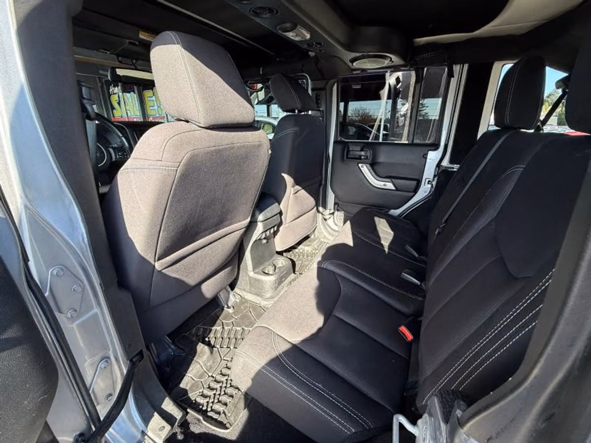 2013 Jeep Wrangler Unlimited Rubicon Image 16