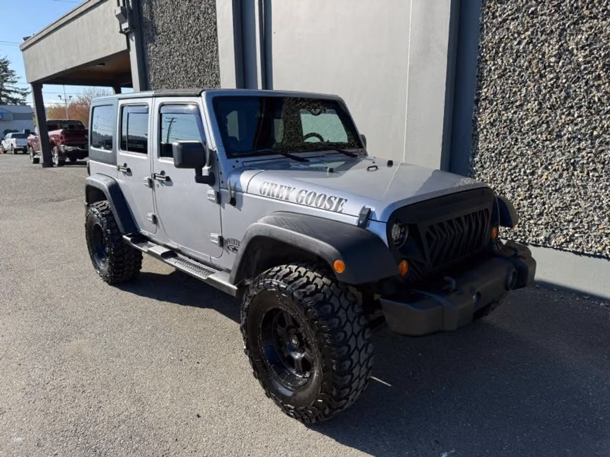 2013 Jeep Wrangler Unlimited Rubicon Image 4