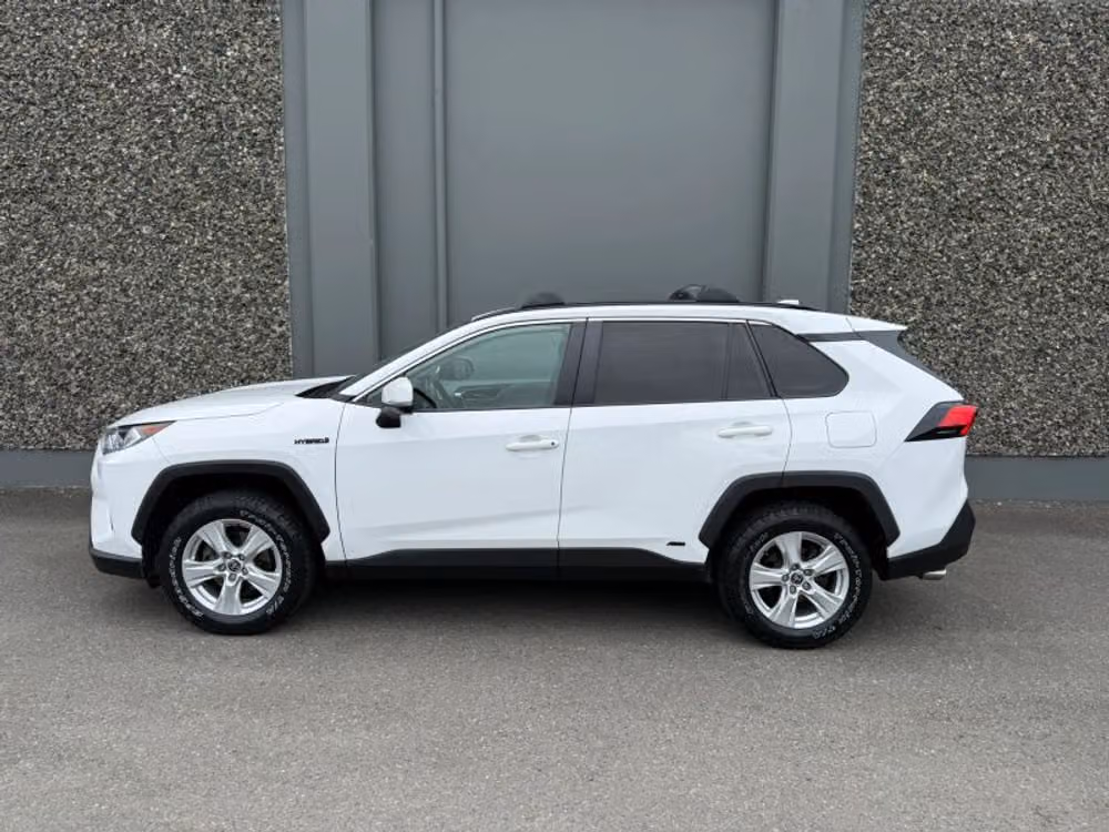 2021 Toyota RAV4 Hybrid XLE Image 2