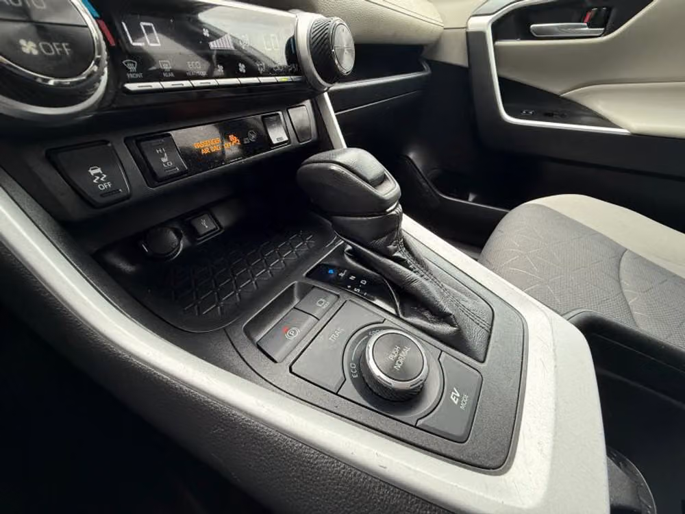 2021 Toyota RAV4 Hybrid XLE Image 11