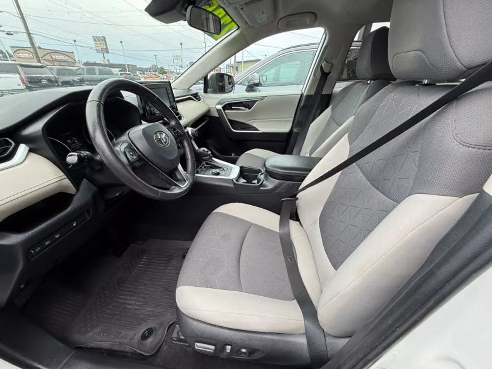 2021 Toyota RAV4 Hybrid XLE Image 13