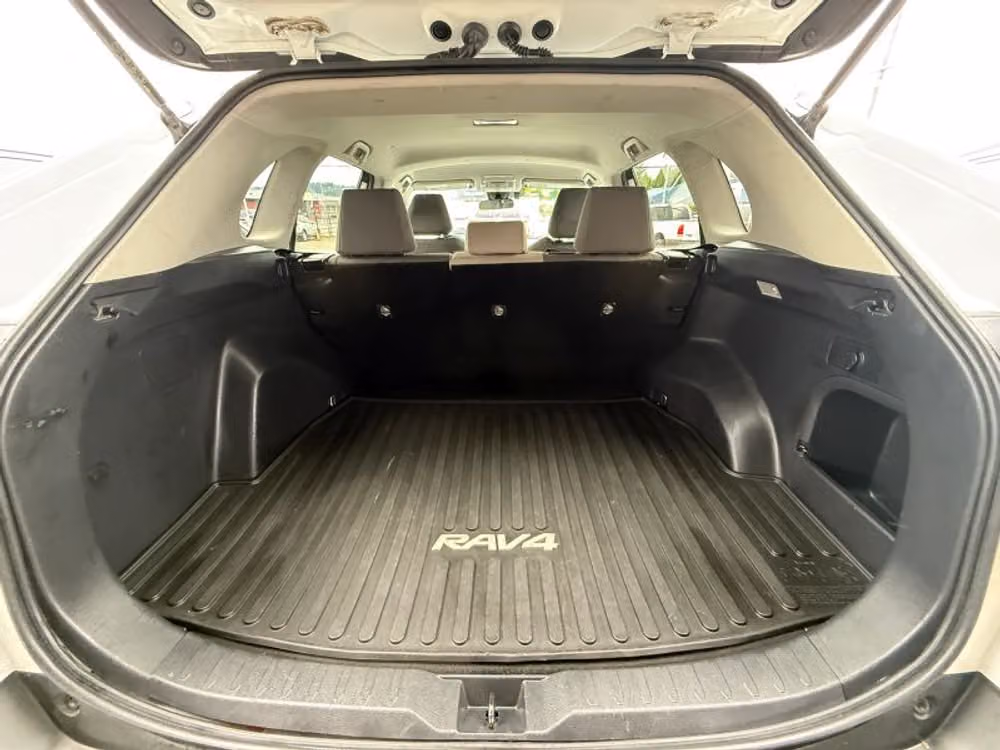 2021 Toyota RAV4 Hybrid XLE Image 17