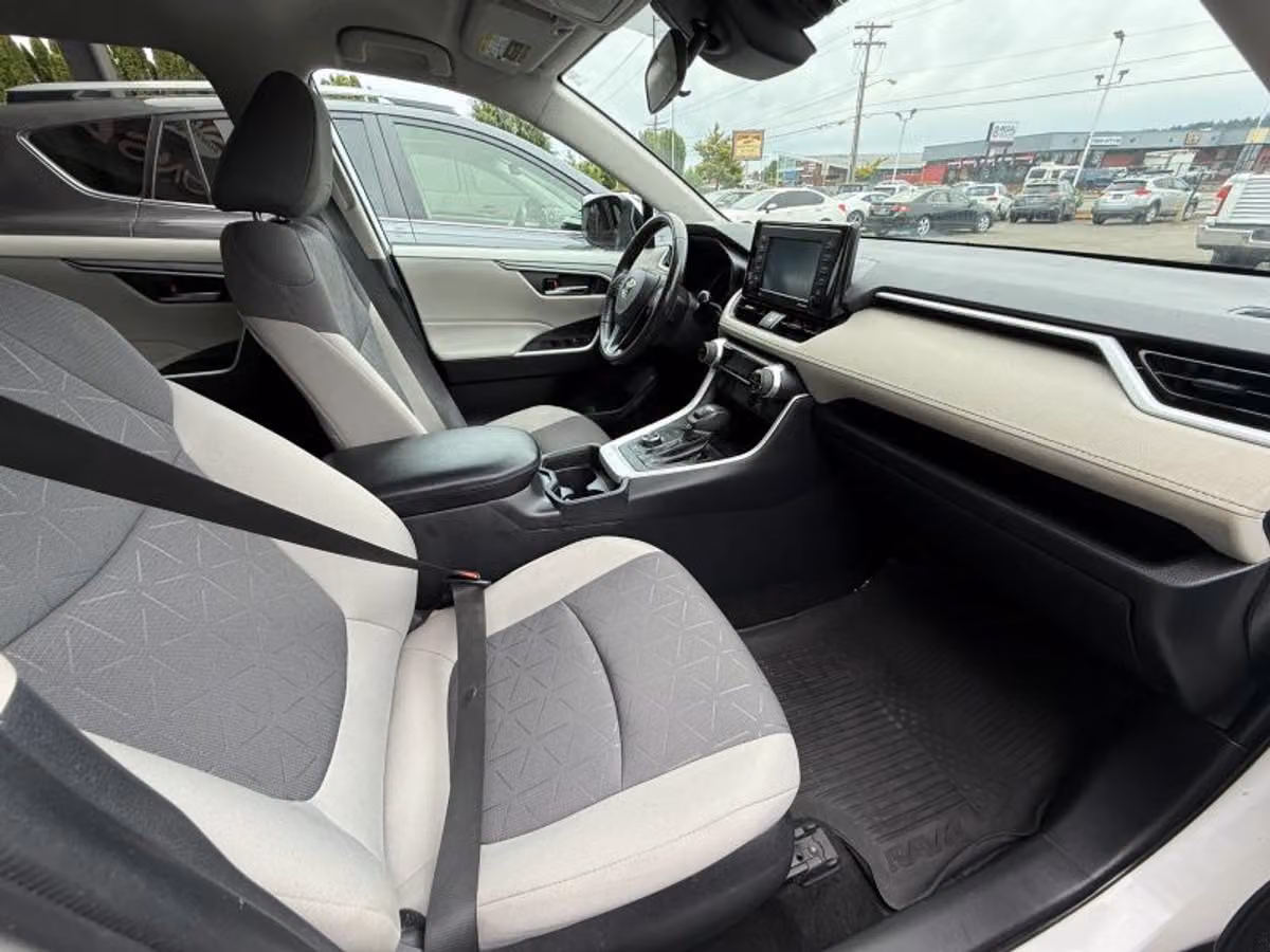 2021 Toyota RAV4 Hybrid XLE Image 14