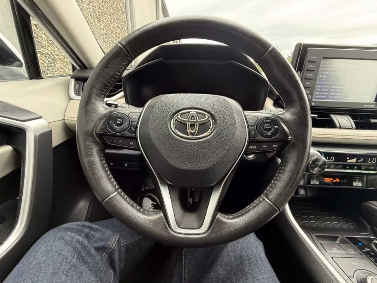 2021 Toyota RAV4 Hybrid XLE Image 9