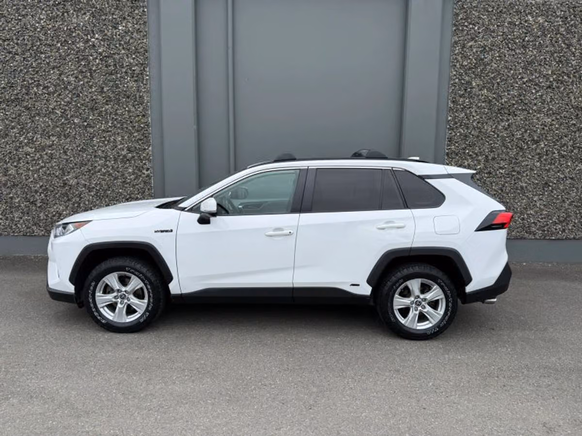 2021 Toyota RAV4 Hybrid XLE Image 2