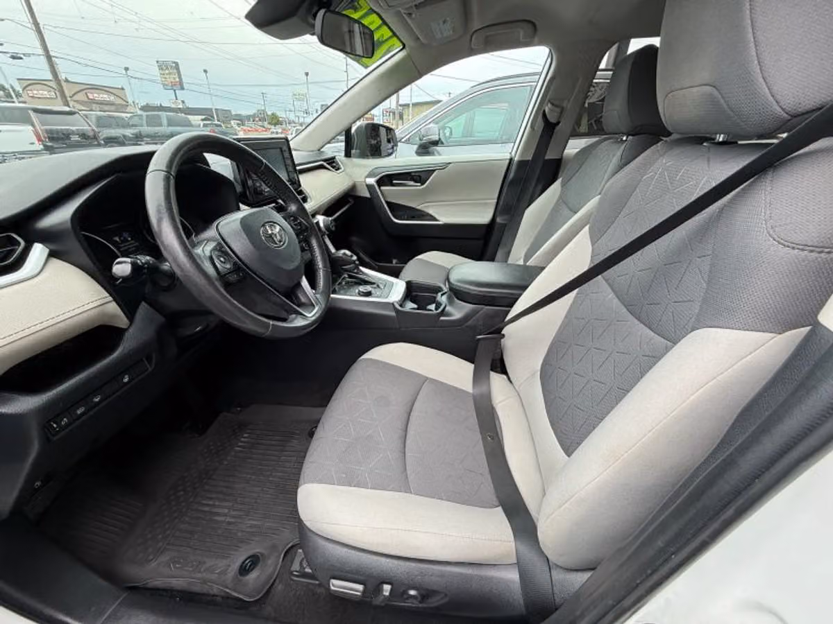 2021 Toyota RAV4 Hybrid XLE Image 13
