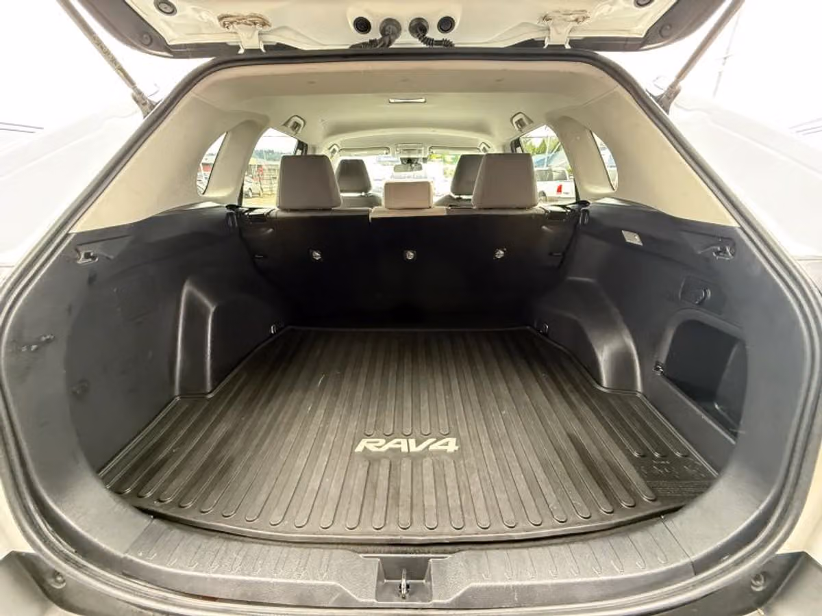 2021 Toyota RAV4 Hybrid XLE Image 17