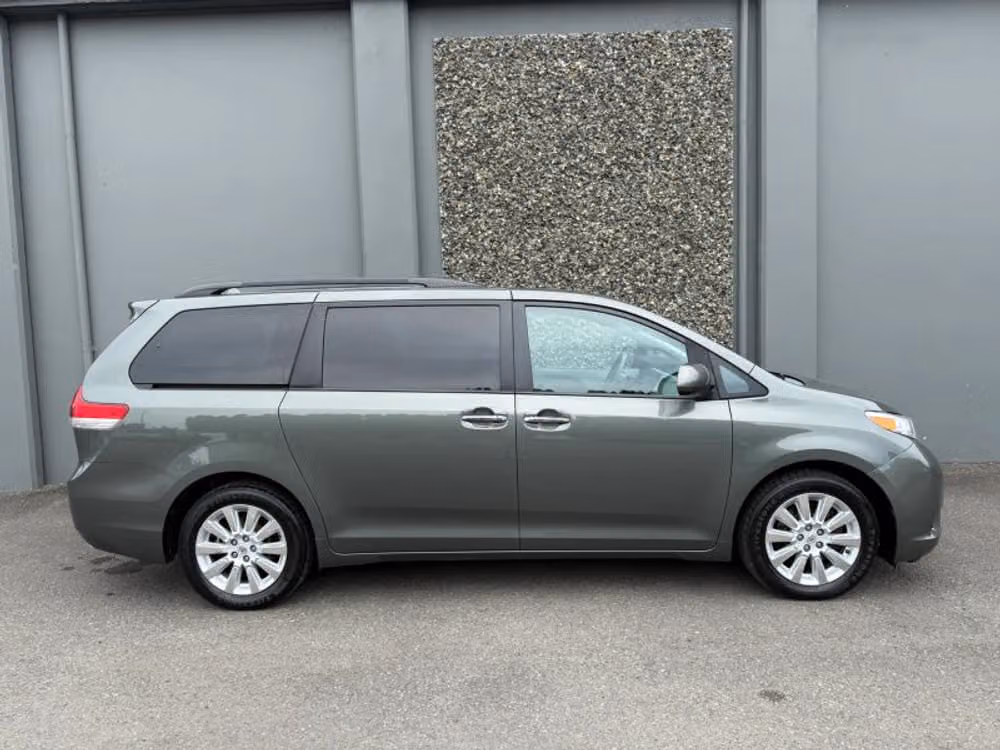 2013 Toyota Sienna XLE 7-Passenger Passenger Image 5