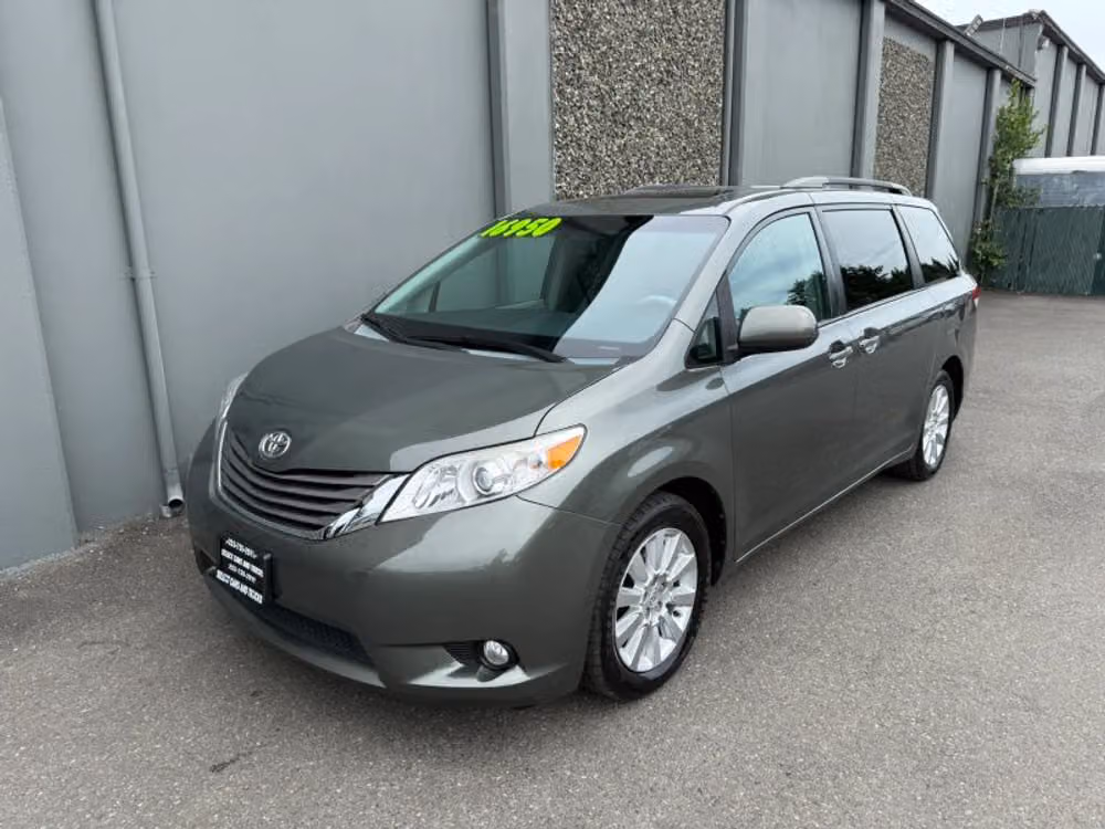 2013 Toyota Sienna XLE 7-Passenger Passenger Image 1