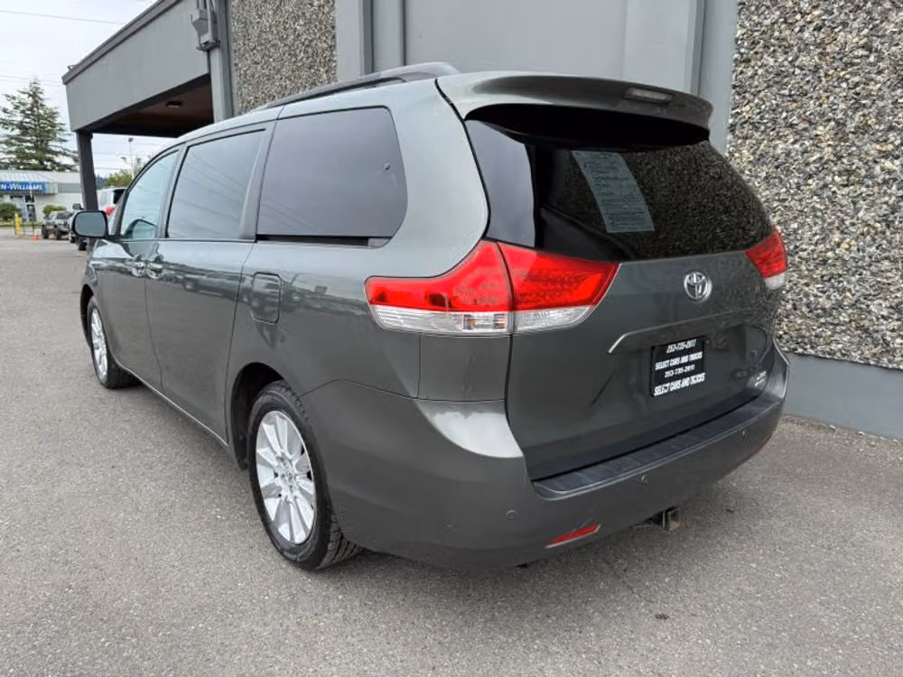 2013 Toyota Sienna XLE 7-Passenger Passenger Image 3
