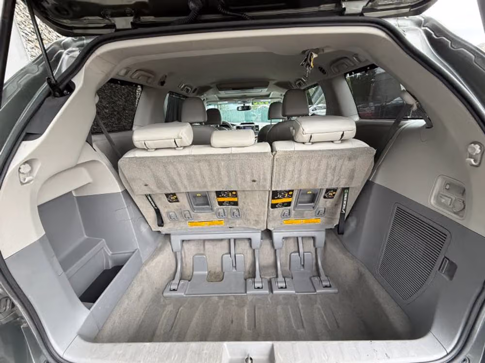 2013 Toyota Sienna XLE 7-Passenger Passenger Image 18