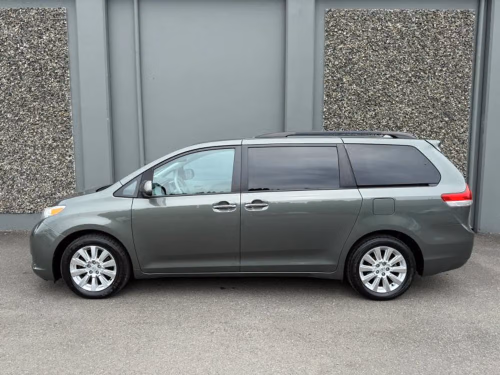 2013 Toyota Sienna XLE 7-Passenger Passenger Image 2