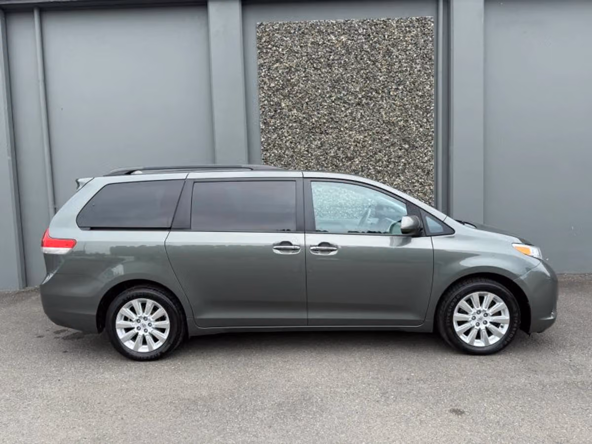 2013 Toyota Sienna XLE 7-Passenger Passenger Image 5