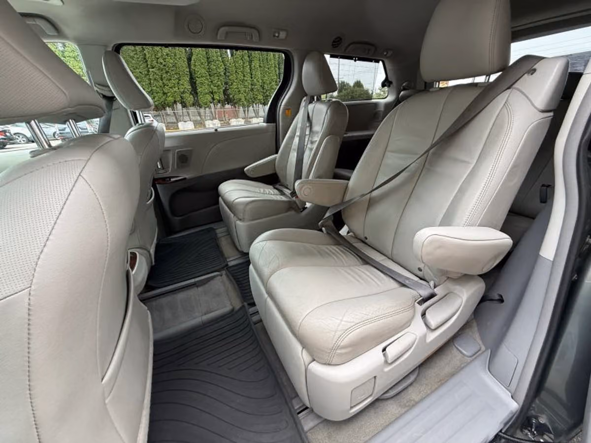 2013 Toyota Sienna XLE 7-Passenger Passenger Image 14