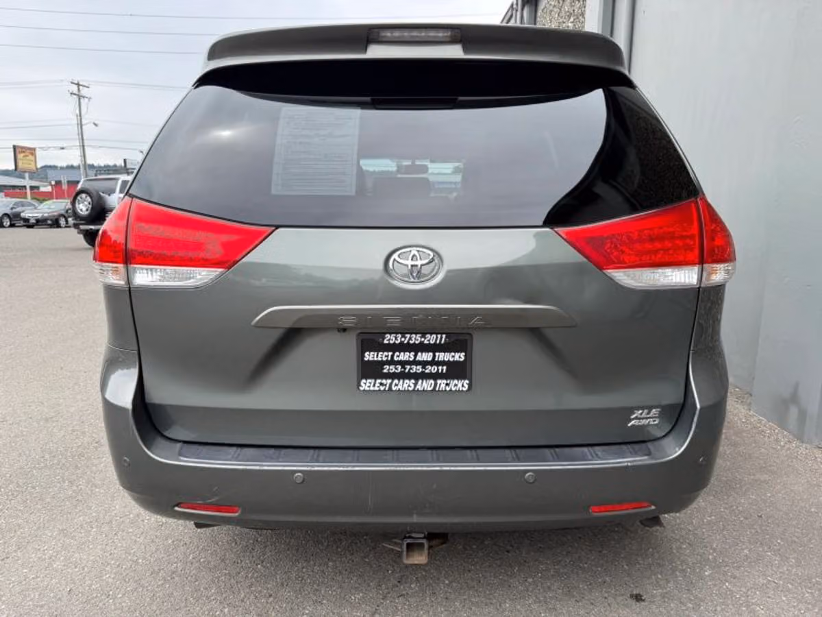 2013 Toyota Sienna XLE 7-Passenger Passenger Image 8