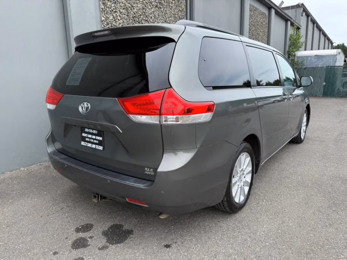 2013 Toyota Sienna XLE 7-Passenger Passenger Image 6