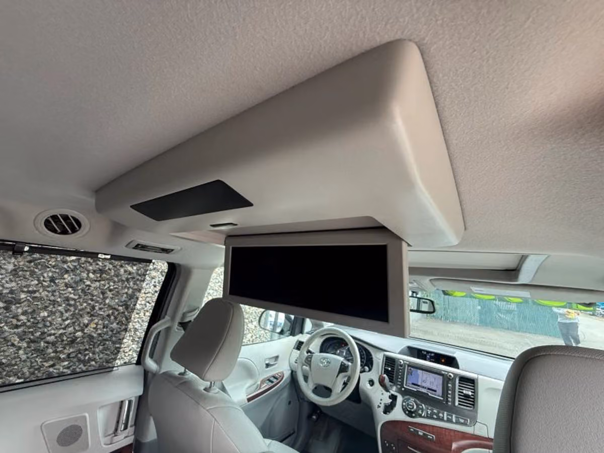 2013 Toyota Sienna XLE 7-Passenger Passenger Image 17