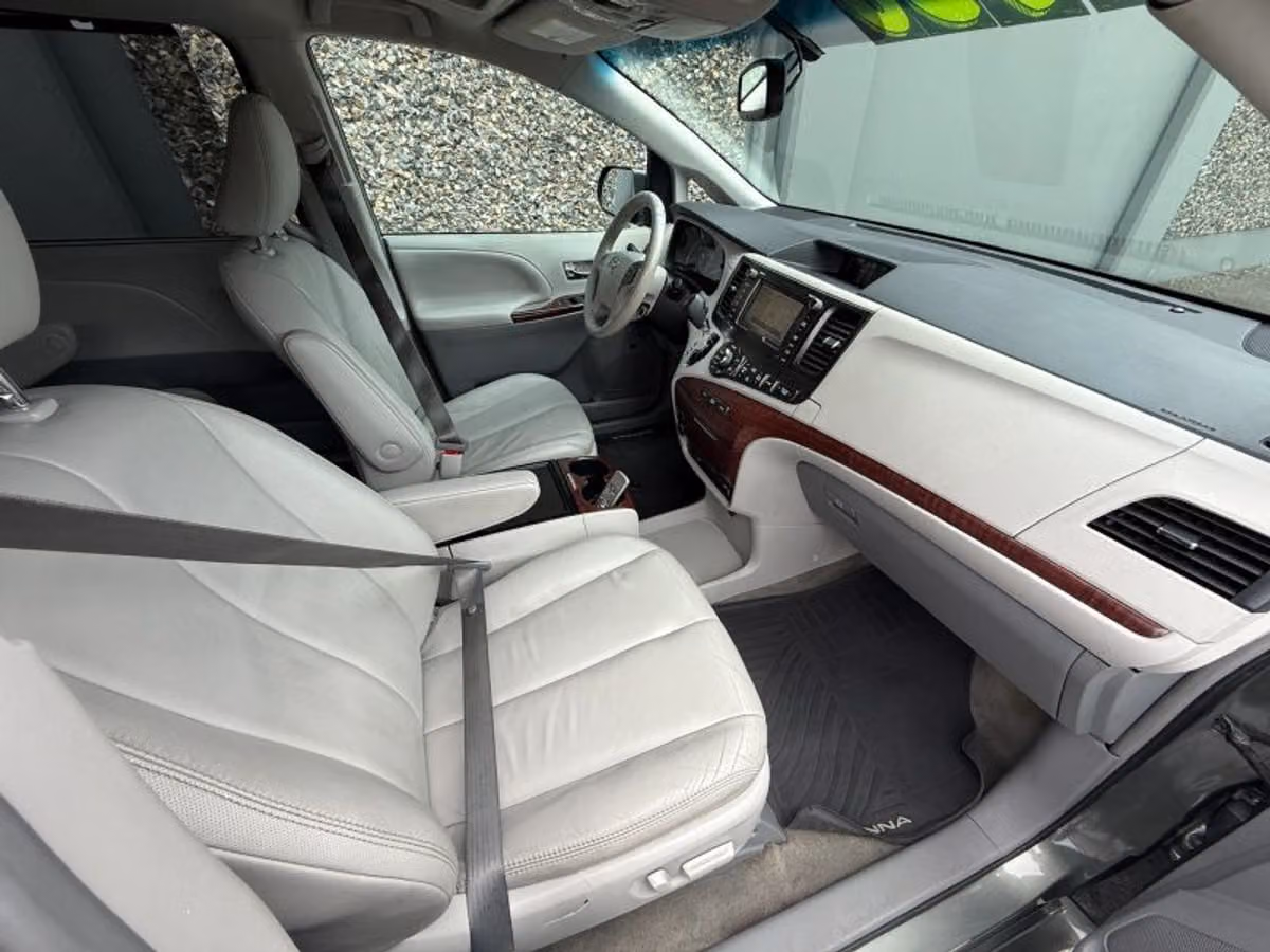 2013 Toyota Sienna XLE 7-Passenger Passenger Image 13
