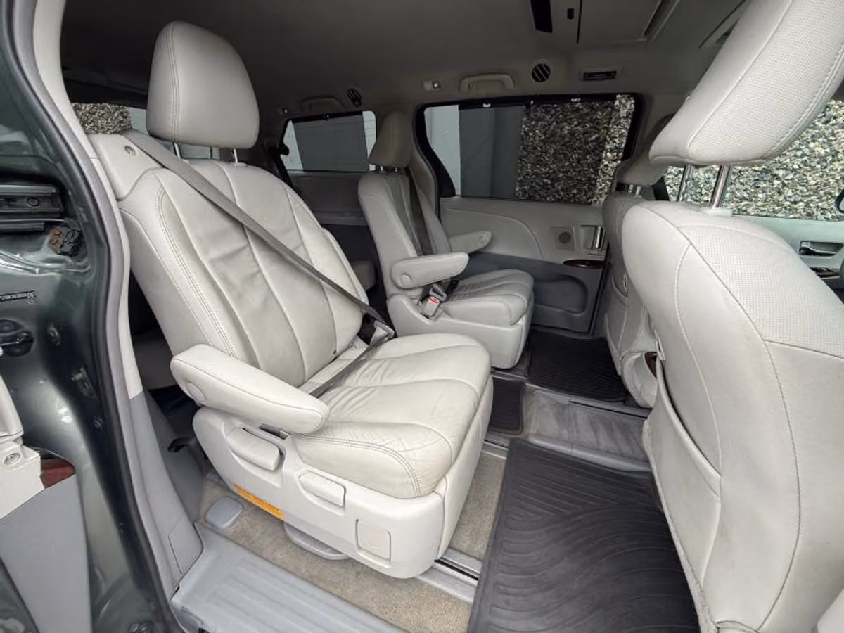2013 Toyota Sienna XLE 7-Passenger Passenger Image 15