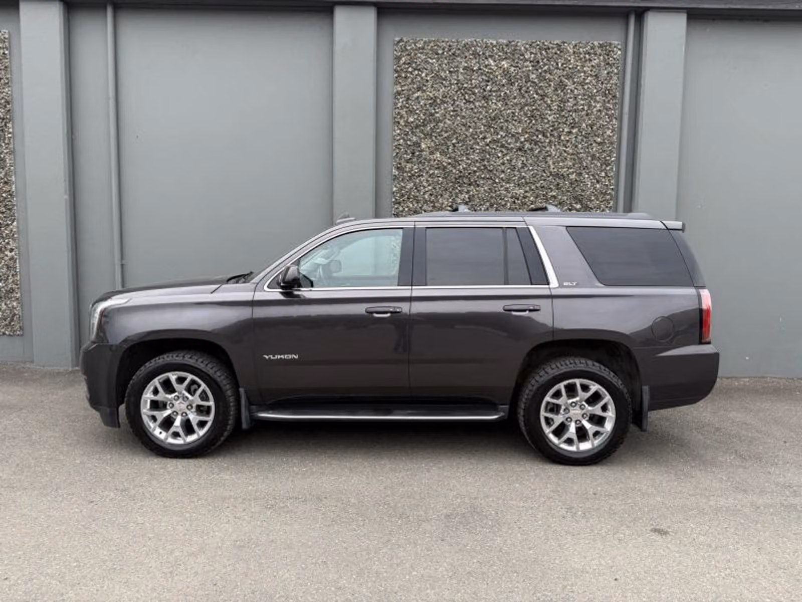 2017 GMC Yukon SLT Upper Image 2