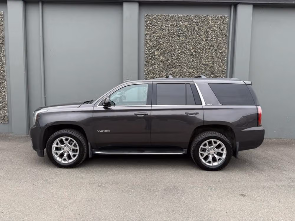 2017 GMC Yukon SLT Image 2