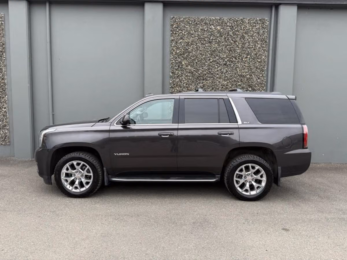 2017 GMC Yukon SLT Image 2