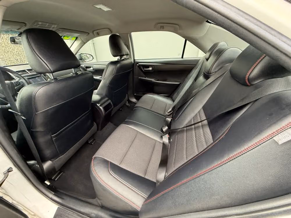 2016 Toyota Camry SE Image 16
