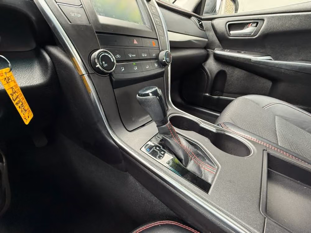 2016 Toyota Camry SE Image 13