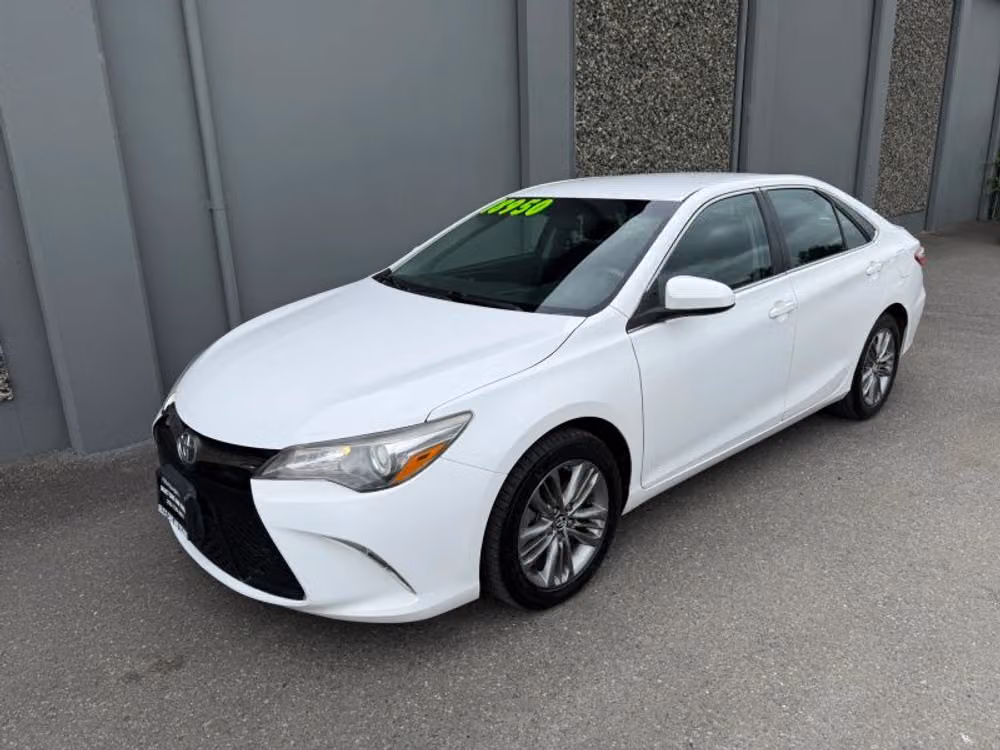 2016 Toyota Camry SE Image 1