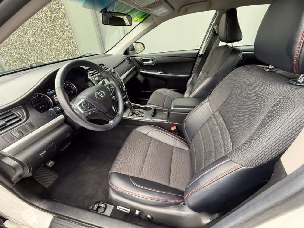 2016 Toyota Camry SE Image 14