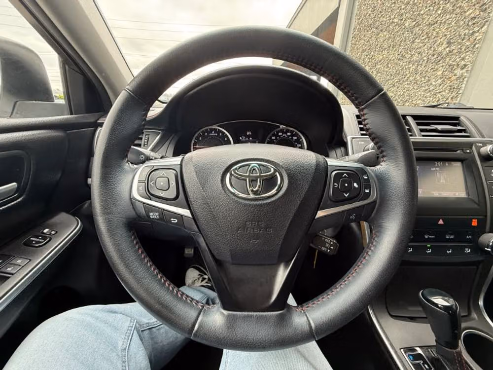 2016 Toyota Camry SE Image 9