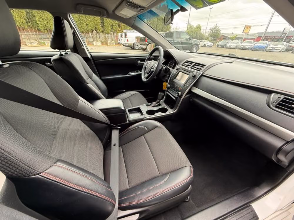 2016 Toyota Camry SE Image 15