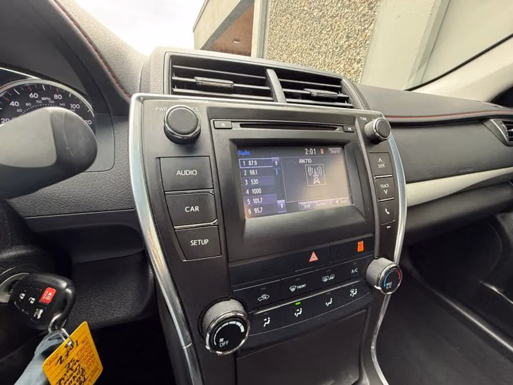 2016 Toyota Camry SE Image 11