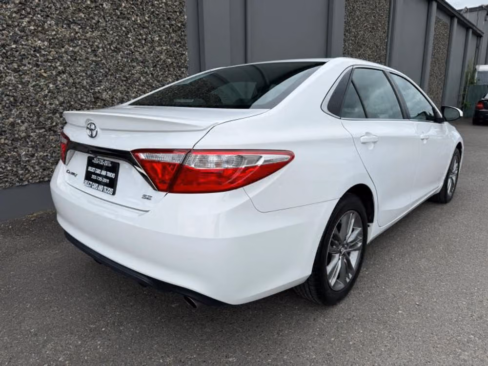 2016 Toyota Camry SE Image 6