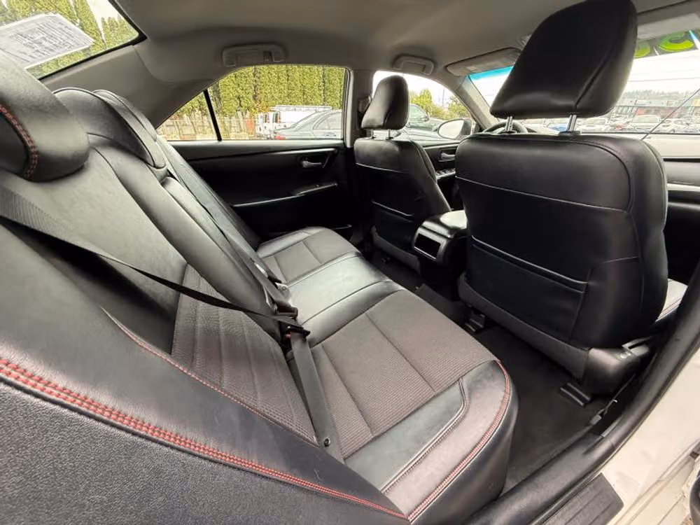 2016 Toyota Camry SE Image 17