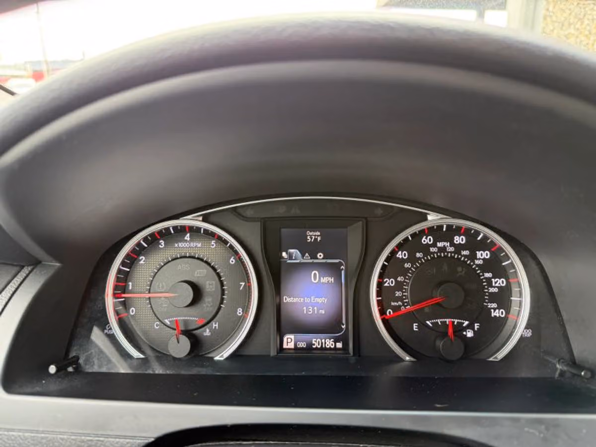 2016 Toyota Camry SE Image 10