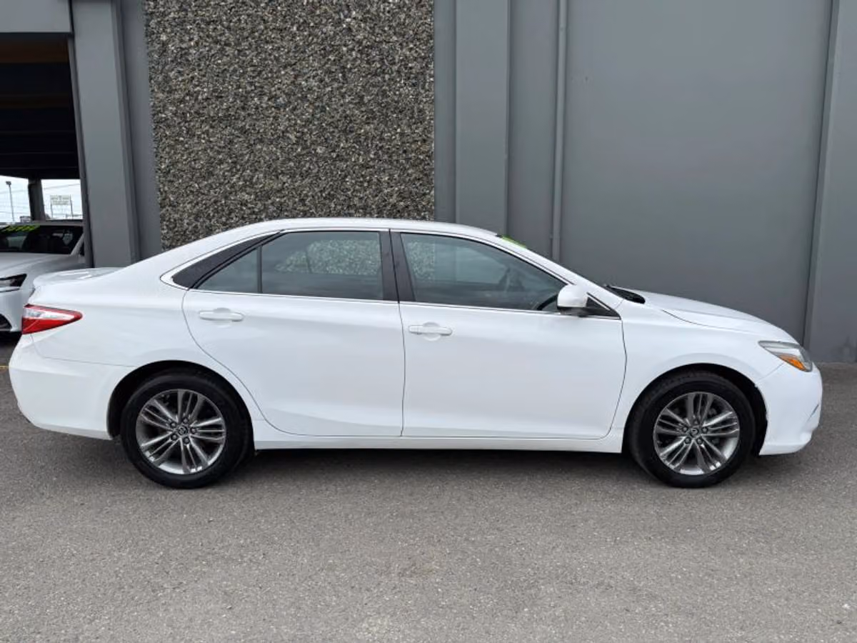 2016 Toyota Camry SE Image 5